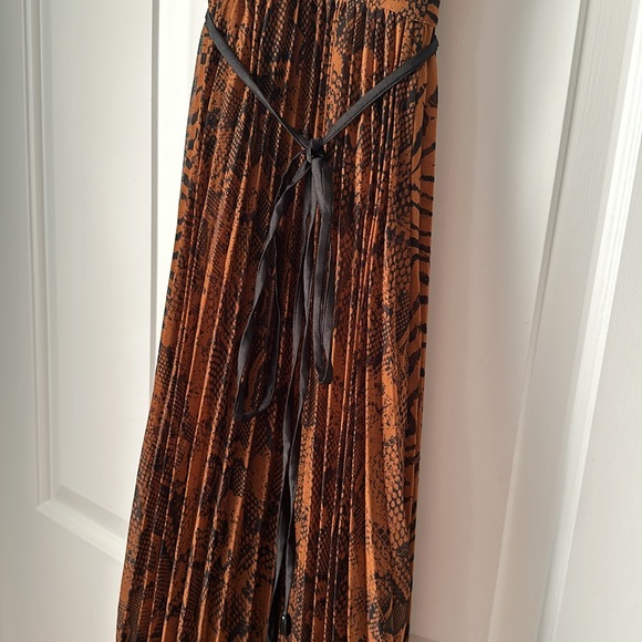 NWT Banana Republic women’s Size 2 maxi dress, strappy with pleated lower half - Picture 2 of 5